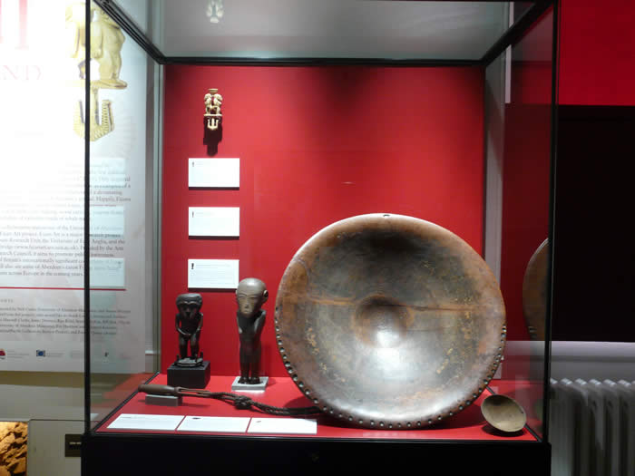 a display case featuring Fijian material in the Kings Museum Fiji focused exhibition